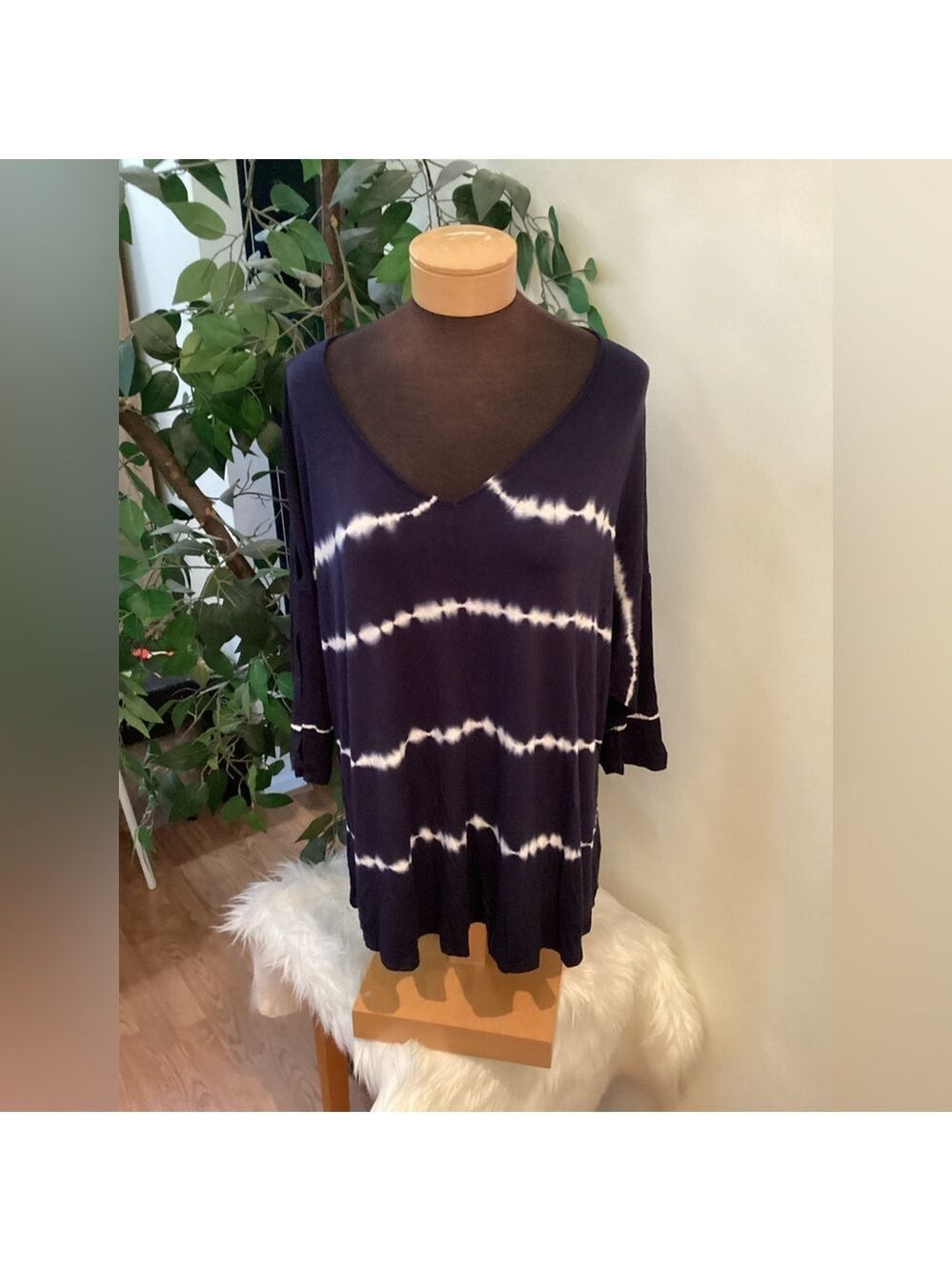 Lane Bryant Women's Plus Size 14/16 Navy Tie-Dye V-Neck cold shoulder Top